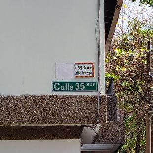 Placa (parcialmente dañada) de la Calle 35 sur «Miguel Uribe Restrepo», en Envigado, Antioquia.