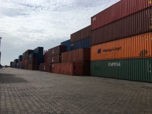 Conteneurs sur un terminal au Port Autonome de Cotonou