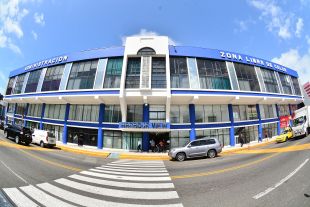 Vista del edificio donde se encuentra la sede de la Administración de la Zona Libre de Colón.
